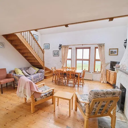 4 Bedroom Traditional With Sea View By Travel Lets Homes בית נופש *