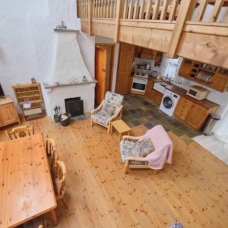 4 Bedroom Traditional With Sea View By Travel Lets Homes בית נופש גווידור