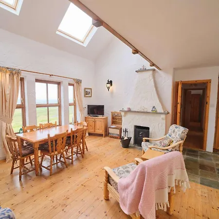 4 Bedroom Traditional With Sea View By Travel Lets Homes Casa vacanze