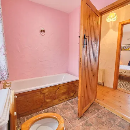 4 Bedroom Traditional With Sea View By Travel Lets Homes גווידור