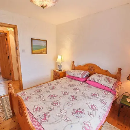 4 Bedroom Traditional With Sea View By Travel Lets Homes בית נופש *