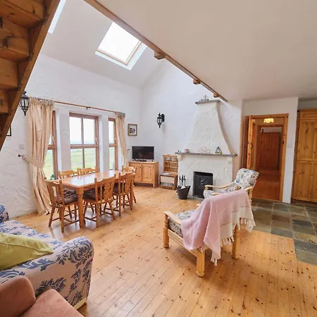 4 Bedroom Traditional With Sea View By Travel Lets Homes בית נופש *