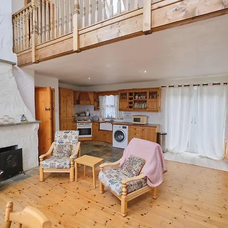 4 Bedroom Traditional With Sea View By Travel Lets Homes גווידור