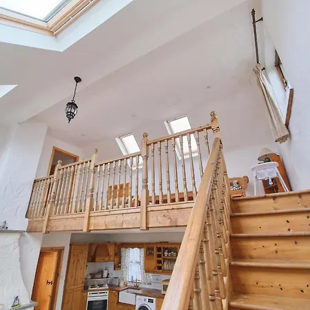 4 Bedroom Traditional With Sea View By Travel Lets Homes בית נופש גווידור